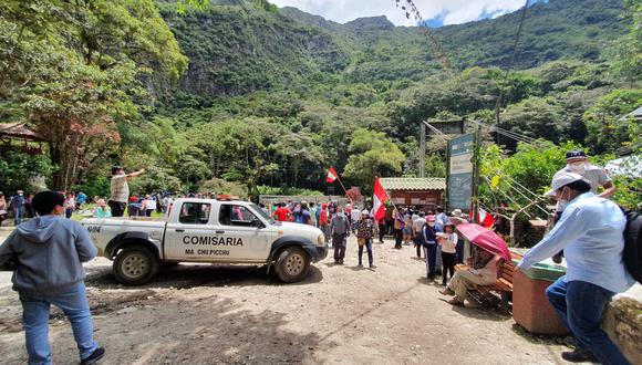 Los manifestantes exhortan a los turistas a no acceder a Machu Pichu por la ruta bloqueada. (Foto: Juan Sequeiros)
