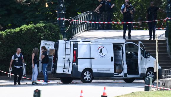 Investigadores de la policía judicial trabajan en la escena de un ataque con arma blanca en el parque 'Jardins de l'Europe' en Annecy, Alpes franceses, el 8 de junio de 2023. (Foto de OLIVIER CHASSIGNOLE / AFP)