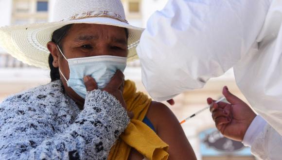 Una mujer recibe una vacuna contra la enfermedad del coronavirus (COVID-19), en La Paz, Bolivia. (Foto: REUTERS / Claudia Morales).