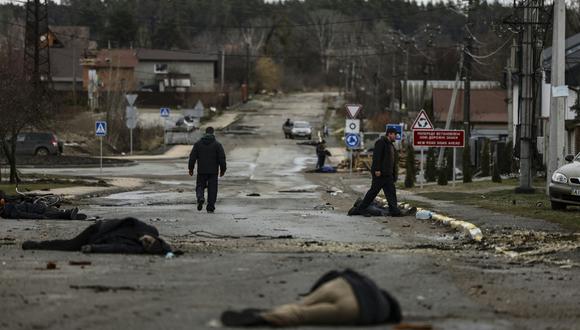 Cuerpos yacen en una calle en Bucha, al noroeste de Kiev, tras la retirada de las tropas de Rusia. (RONALDO SCHEMIDT / AFP).