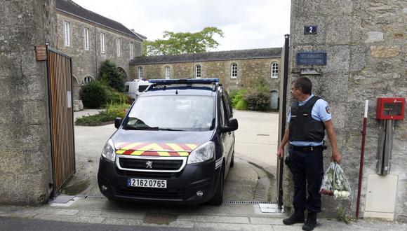 Un vehículo de la gendarmería francesa sale del lugar donde un sacerdote católico de 60 años fue asesinado en Saint-Laurent-sur-Sevres, en el oeste de Francia. (Foto de Sebastien SALOM-GOMIS / AFP).
