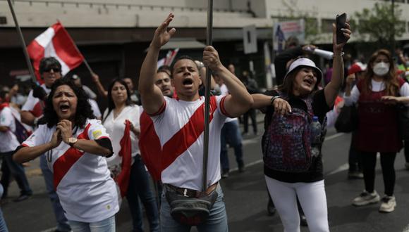 Pedro Castillo fue vacado por incapacidad moral permanente y ciudadanos aplaudieron e hicieron sonar las bocinas de sus autos como celebración. (Foto: El Comercio)