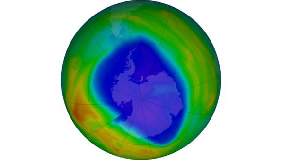 Vista del ozono total sobre la Antártida el 12 de septiembre. Los colores púrpura y azul son los que tienen menos ozono y los amarillos y rojos son los que tienen más. (Foto: NASA)