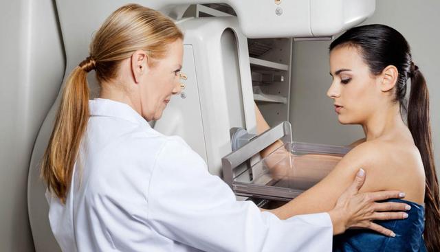 Con chequeos anuales. Tan importante como el autoexamen mensual son los chequeos médicos. Si tienes más de 40, debes hacerlo una vez al año y si tienes entre 20 y 39 cada tres. El médico te palpará las mamas y te mandará algún examen de ser necesario, como una ecografía. A partir de los 40, una mamografía es necesaria para tener un diagnóstico más acertado. (Foto: Shutterstock)