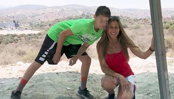 Una imagen subida a las redes sociales de Stacie Fang junto a su hijo Jonah Handler, que fue sacado con vida de entre los escombros del Champlain Towers South en Miami.