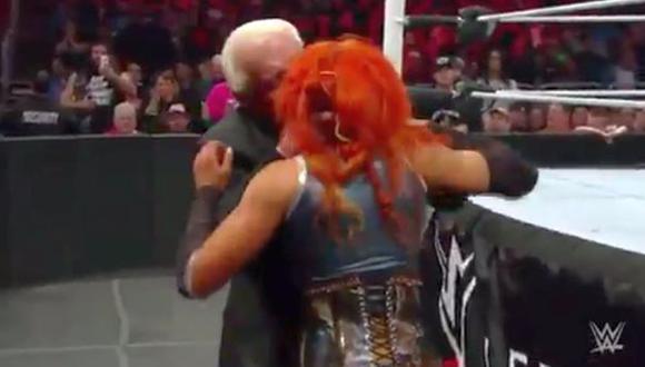 WWE: Ric Flair besó a Becky Lynch para ayudar a Charlotte
