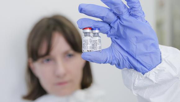 Imagen referencial. Una investigadora del Gamaleya Research Institute of Epidemiology and Microbiology muestra la vacuna desarrollada por Rusia. (Foto: Handout / Russian Direct Investment Fund / AFP)