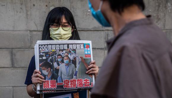 Portada del Apple Daily que muestra el arresto de Jimmy Lai, fundador de dicho diario. AFP