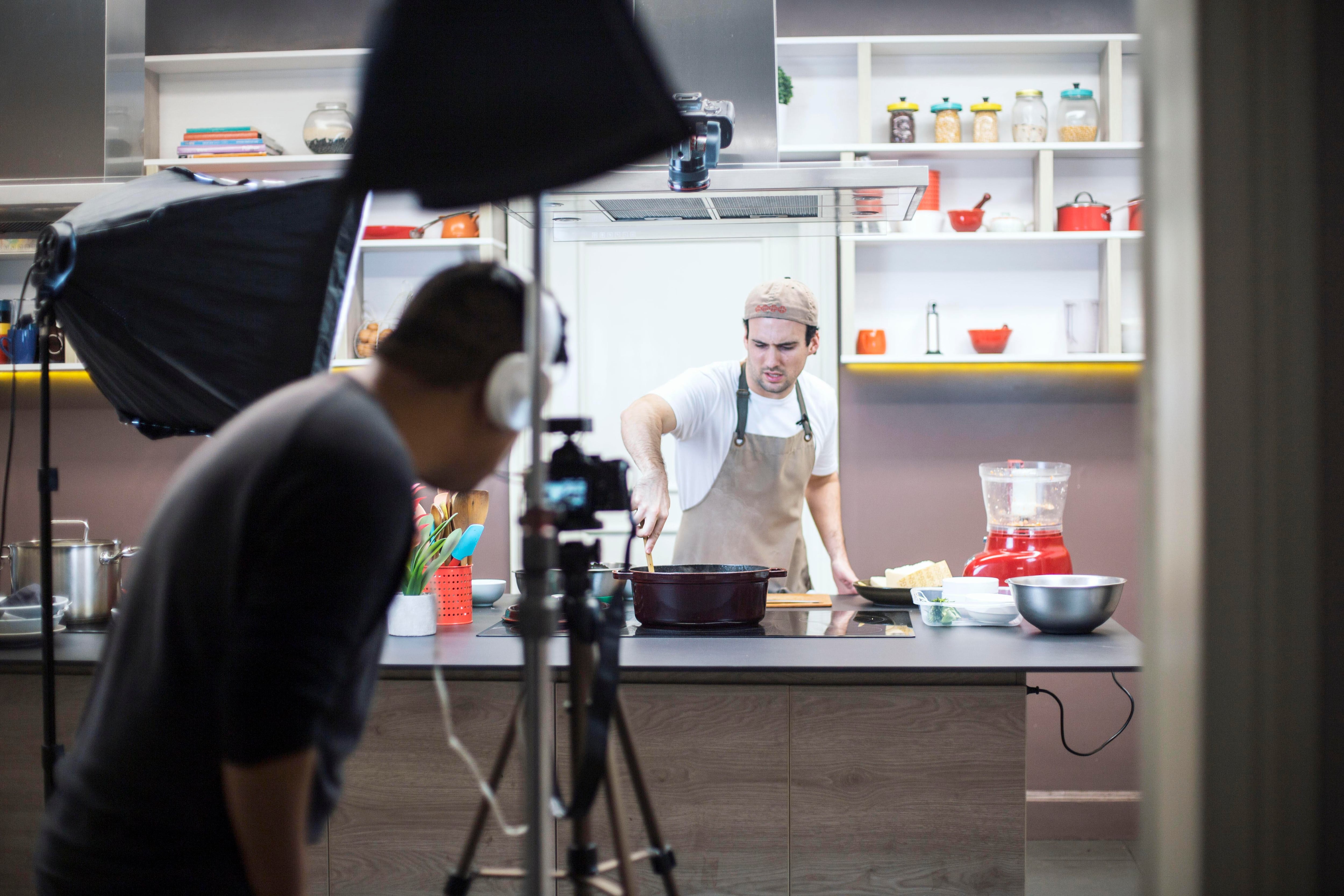 Cocina en pantalla. La escuela virtual Cocina Lab‎ es una opción para los amantes del buen comer. Para mayor información, puede visitar www.cocinalab.com.