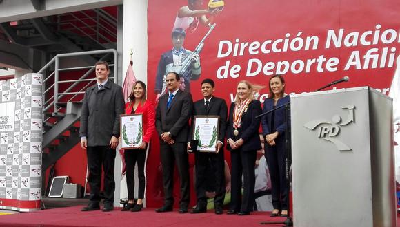 Deportistas peruanos develaron sus nombres en el frontis del Estadio Nacional por logros en karate y bochas.