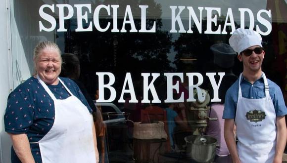 Una madre de familia abrió su propia panadería para darle trabajo a su menor hijo que tiene parálisis cerebral | Facebook / Special Kneads Bakery