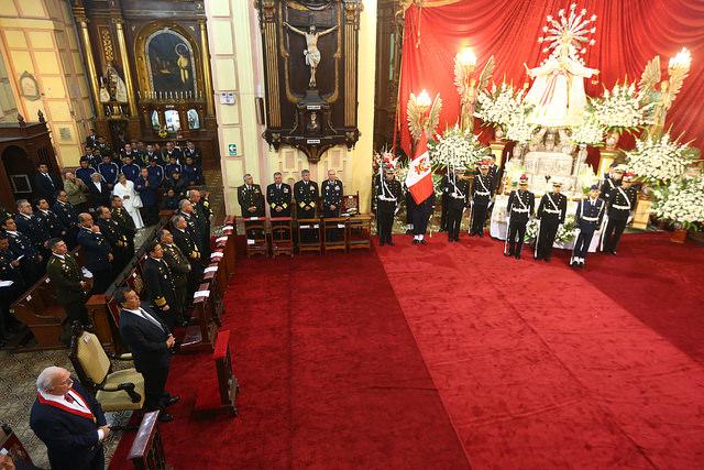El ministro de Defensa, Jorge Nieto, asistió a la ceremonia en homenaje a los efectivos que conforman las Fuerzas Armadas. Autoridades políticas, militares y policiales también se hicieron presentes. (Fotos: Ministerio de Defensa)