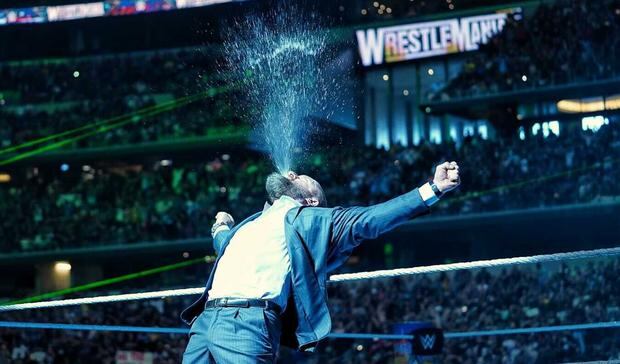 Triple H apareció en WrestleMania y confirmó su retiro oficial dejando sus botas en el medio del ring | VIDEO