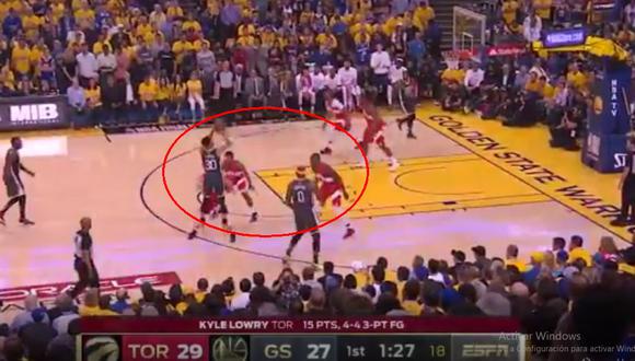 Stephen Curry volvió a hacer delirar a los fanáticos de los Warriors con un terrible triple frente a los Raptors por la final de la NBA (Foto: captura de pantalla)