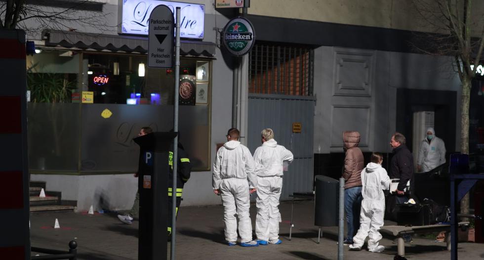 Agentes forenses de Alemania investigan la escena de un tiroteo en Hanau. (AFP)