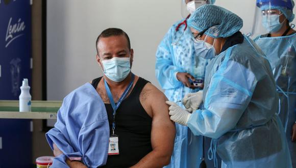 El doctor Jorge Luis Vélez recibe la vacuna contra la covid-19 en el Hospital Centinela Pablo Arturo Suárez hoy, en Quito (Ecuador). (Foto: EFE/ Jose Jacome).