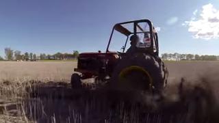 VIDEO: Farmkhana o como hacer drifting con un tractor