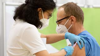 Austria anuncia vacunación obligatoria contra el coronavirus desde los 18 años y multas de hasta 3.600 euros