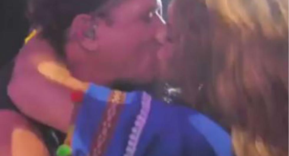 Carlos Vives se quedó en shock luego que una fan lo sorprendiera robándole un beso (Foto: captura video Instagram)