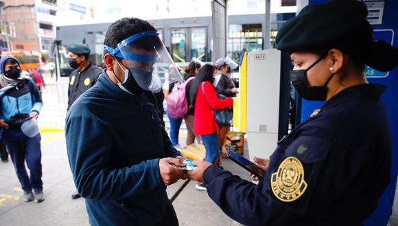Este jueves se aprecia mayor presencia policial en las estaciones del Metropolitano para evitar asaltos a los usuarios | Foto: Hugo Curotto / @photo.gec