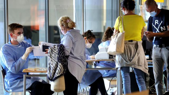 La prueba en los aeropuertos alemanes es obligatoria para todos los viajeros que llegan de países de alto riesgo. (EPA).