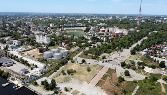 La ciudad de Kherson el 20 de mayo de 2022, en medio de la acción militar rusa en curso en Ucrania. Autoridades prorrusas denunciaron el ataque de un edificio en Kherson, causando dos muertos, entre ellos un antiguo diputado. (Foto de Andrey BORODULIN / AFP)