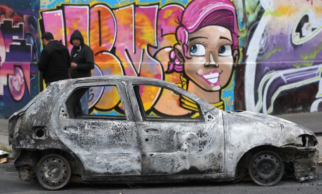 Un auto quemado durante las protestas de la noche del sábado. (REUTERS/Ivan Alvarado).