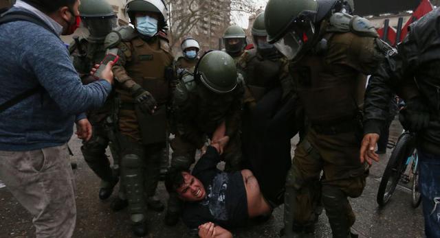 Un hombre es detenido durante una protesta contra del Gobierno de Chile en plaza Italia en Santiago. (EFE/Elvis González).