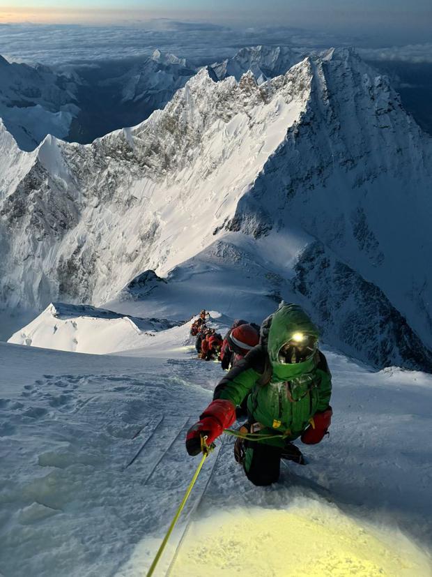 Lucho muestra en imagen su experiencia en el Everest
