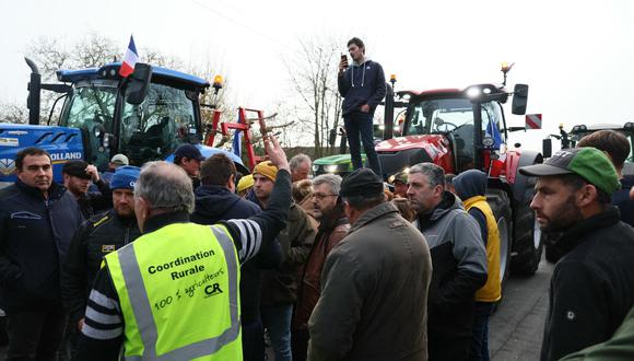 Los agricultores del sindicato CR47 se reúnen cuando la policía bloquea su convoy de tractores con destino a París, Francia, en Chateauneuf-sur-Loire, cerca de Orleans, el 31 de enero de 2024. (Foto de Alain JOCARD / AFP).