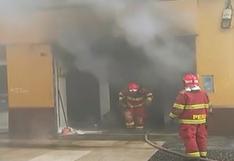 La difícil labor de los bomberos en incendio en Jirón de la Unión