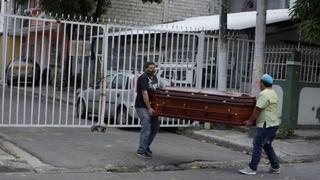 El drama de Guayaquil, que tiene más muertos por coronavirus que países enteros y lucha para darles entierro