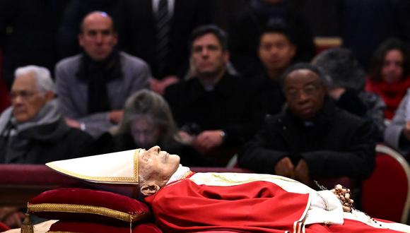 El cuerpo del papa emérito Benedicto XVI yace en la basílica de San Pedro en el Vaticano, el 2 de enero de 2023, para que los fieles puedan despedirlo. (ANDREAS SOLARO / AFP).