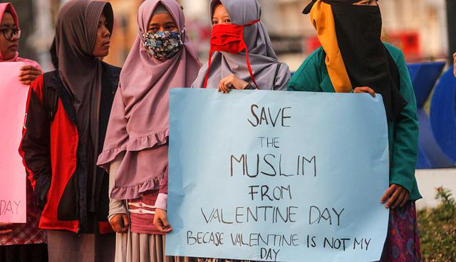 EPA397. BANDA ACEH (INDONESIA), 14/02/2018.- Estudiantes isl·micos protestan en contra de la celebraciÛn del dÌa de San ValentÌn en Banda Aceh (Indonesia) hoy, 14 de febrero de 2018. Aceh es una de las zonas del paÌs con m·s musulmanes y la ˙nica provincia de Indonesia en la que se implementa la ley Sharia. EFE/ Hotli Simannjuntak