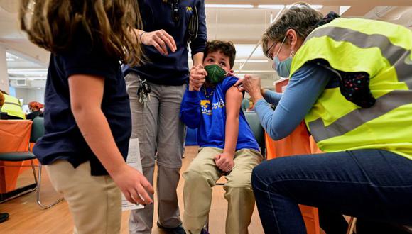 Un niño reacciona mientras recibe una dosis de la vacuna contra la enfermedad del coronavirus de Pfizer-BioNTech (COVID-19) en el Smoketown Family Wellness Center en Louisville, Kentucky, EE.UU. (Foto: REUTERS / Jon Cherry).