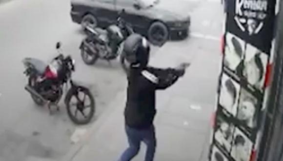 El sicario huyó del lugar junto a un cómplice que lo esperaba en una moto. (Foto: América Noticias)
