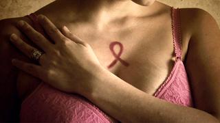 Mujer supera el cáncer y crea una original muestra sobre senos