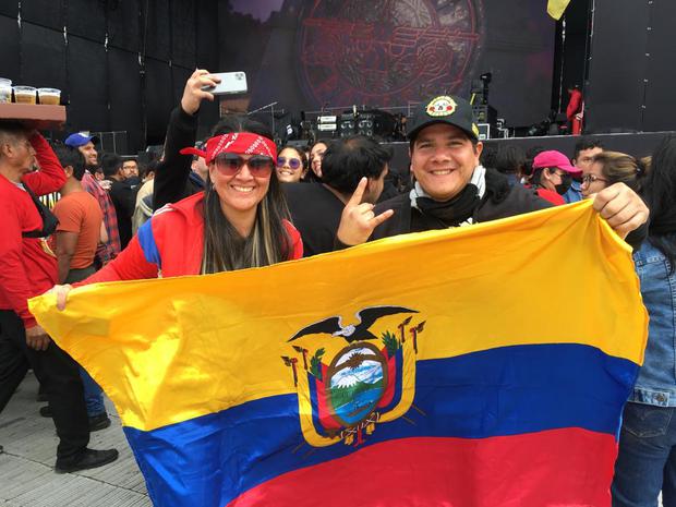 Ecuadorian Guns N' Roses fans arrive at San Marcos Stadium.  (Photo: Javier Zapata)