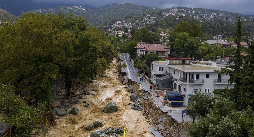 Una vista aérea tomada el 6 de septiembre de 2023 muestra una carretera parcialmente destruida en una zona inundada en la ciudad de Volos, en el centro de Grecia. (Foto de STRINGER / Eurokinissi / AFP)