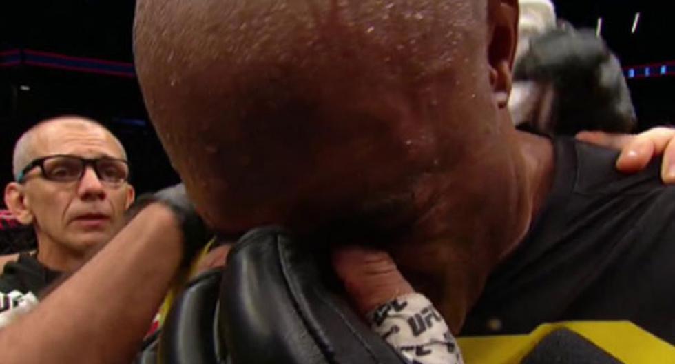 Anderson Silva llora luego de conocer el resultado ante Derek Brunson | Foto: Captura