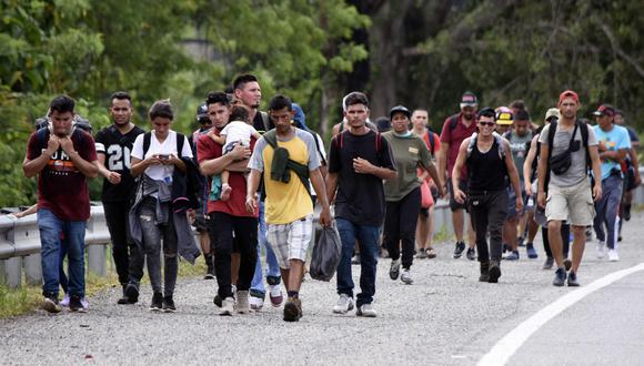 Migrantes venezolanos caminan hacia Tapachula desde Huixtla, estado de Chiapas, México.