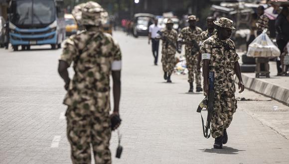 Soldados de las Fuerzas Armadas de Nigeria patrullan y aseguran las calles en la isla de Lagos, Lagos, el 27 de febrero de 2023. (Foto referencial de JOHN WESSELS / AFP)