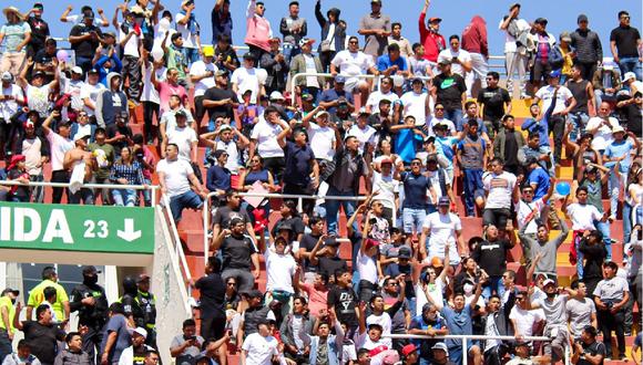 Policía traslada a hinchas ‘blanquiazules’ que lograron ingresar al Estadio Monumental de la UNSA. Foto: @luisperezadrian