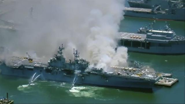 El buque de la Armada de EE.UU. USS Bonhomme Richard arde después de que se escuchara una explosión, informaron en su cuenta de Twitter los bomberos de la ciudad de San Diego, California. (KGTV-TV via AP).