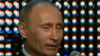 El día que Vladimir Putin cantó en inglés ante una multitud y fue ovacionado por estrellas de Hollywood