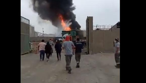 Más de 15 unidades de los bomberos atienden el incendio en una empresa de combustible situada en el Callao | Foto: COEN - Indeci / Captura de video