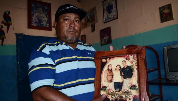 Alirio Yañez muestra un retrato familiar de su hermano German Machado, una de las personas que fallecieron tras ingerir alcohol adulterado en la comunidad de Chivacoa, estado Yaracuy.