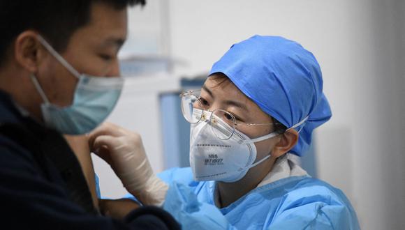 Un trabajador es vacunado contra el coronavirus en el Museo de Planificación Urbana Chaoyang en Beijing, China, el 15 de enero de 2021. (Foto de Noel Celis / AFP).