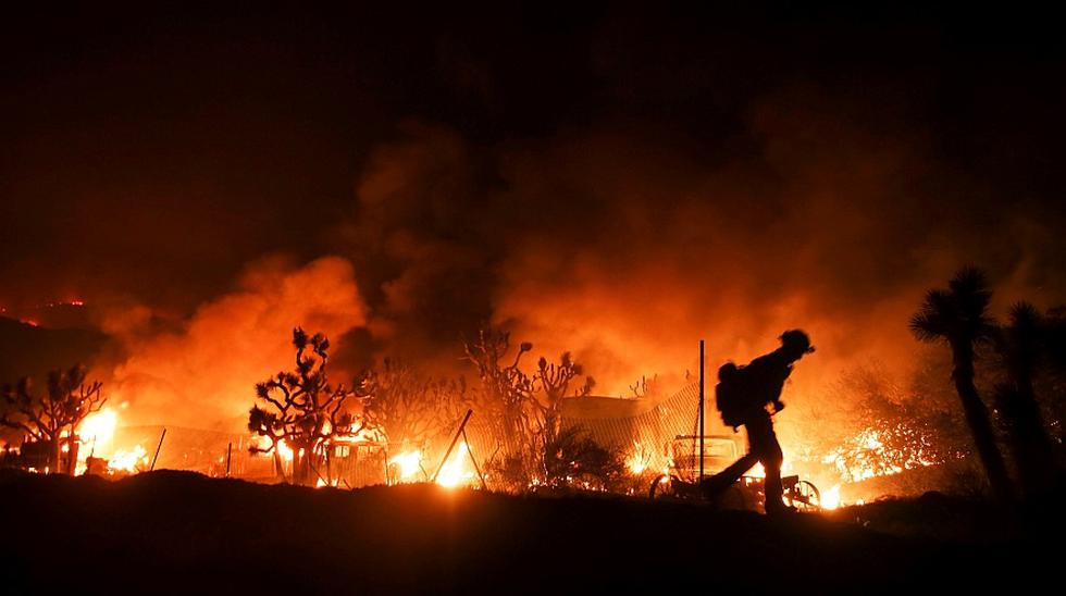 Un incendio fuera de control en un &aacute;rea monta&ntilde;osa de San Bernardino, California, ha forzado la evacuaci&oacute;n de al menos 82.000 residentes. (Foto: AFP)