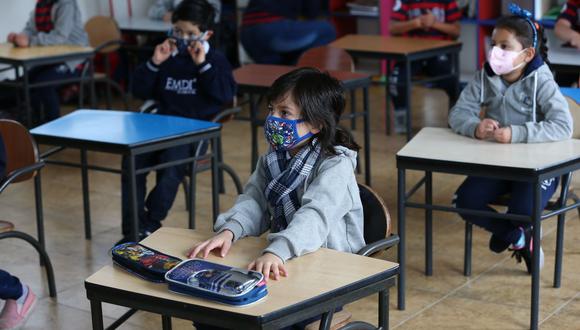 Estudiantes del EMDI School asisten a clases con distanciamiento social el 2 de marzo del 2021, durante el plan piloto para el retorno a clases en Quito, Ecuador. (EFE/ José Jácome).